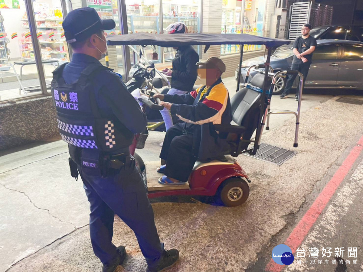 老翁騎代步車迷途7小時，巡警關懷協助返家團圓。