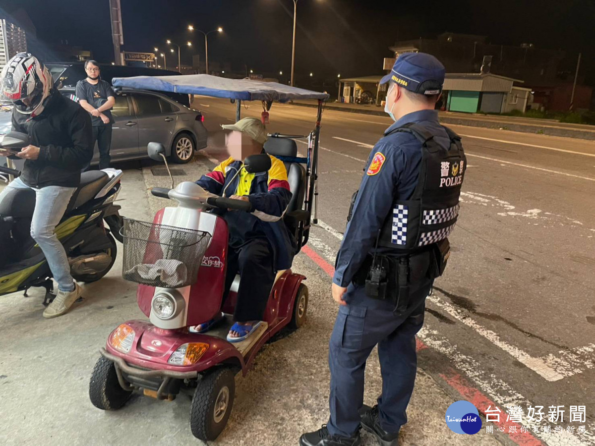 老翁騎代步車迷途7小時,巡警關懷協助返家團圓。<br /><br /> <br /><br />