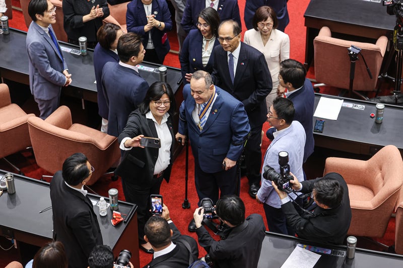  賈麥岱（前中）離開時在場立委起身歡送，民進黨立委王美惠（前左）與賈麥岱自拍合影。後中為立法院長游錫堃。中央社