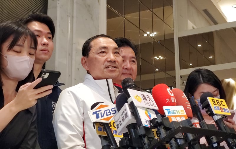 新北市長侯友宜(前中)25日表示,警察跟軍人在法律的定位功能角色完全不一樣。中央社