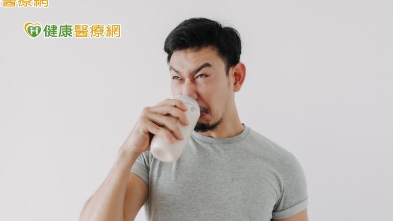 知名健身蛋白粉含禁用防腐劑 吃下苯甲酸是否會致癌?