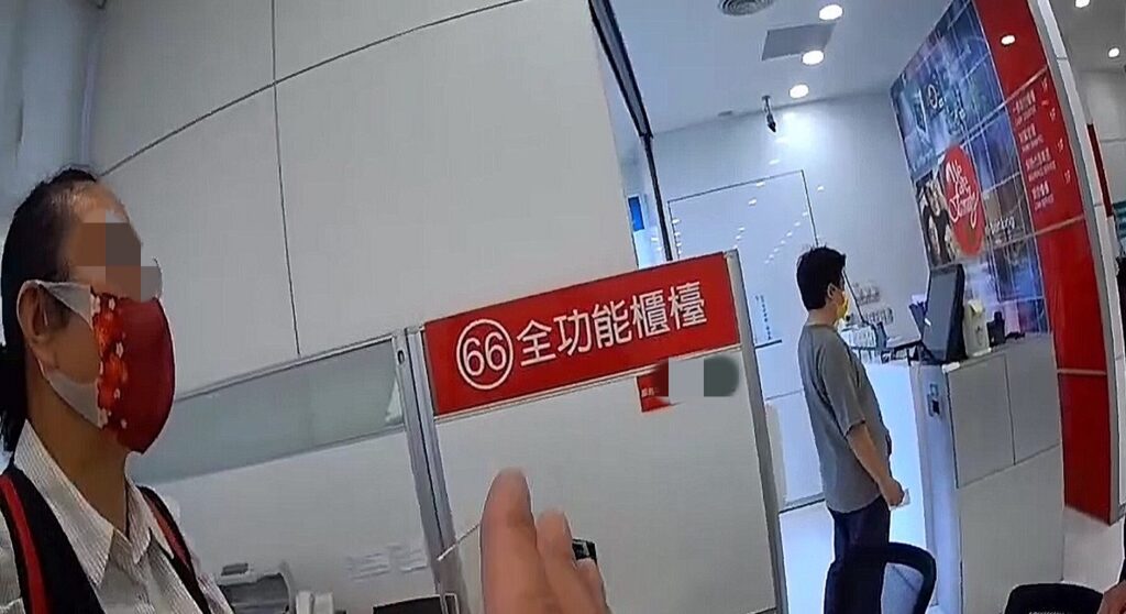 ▲婦人欲購買機票助網友「韋恩」回台，行員聞言立即報警求助            (圖/台中市警察局 提供) 