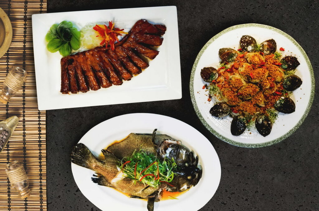 台北凱撒大飯店-王朝餐廳&宴會廳母親節桌菜-『避風塘豆酥九孔鮑』『油淋玉露龍虎斑』『窯烤照燒豬肋排』