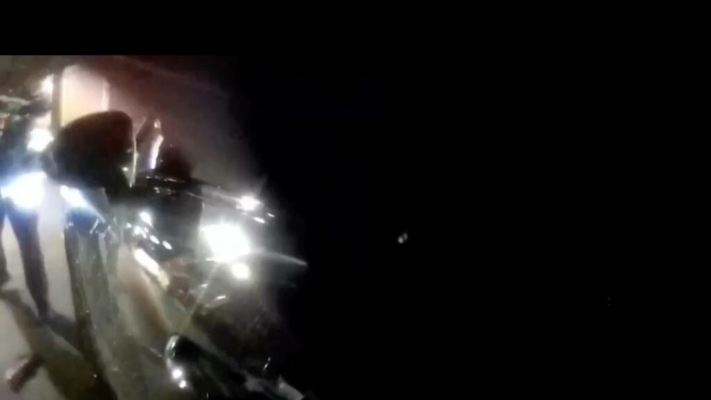 員警持警棍破窗畫面。