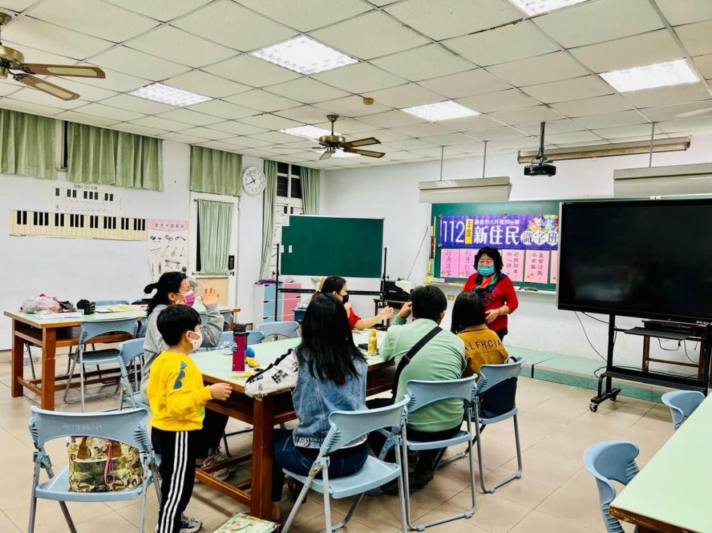 著配偶小孩一同參與大同國小新住民課程