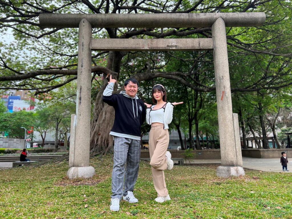 樂天女孩凱伊與頻道「看你老墓」主持人娃娃與日治時期臺灣總督明石元二郎墓前鳥居合影