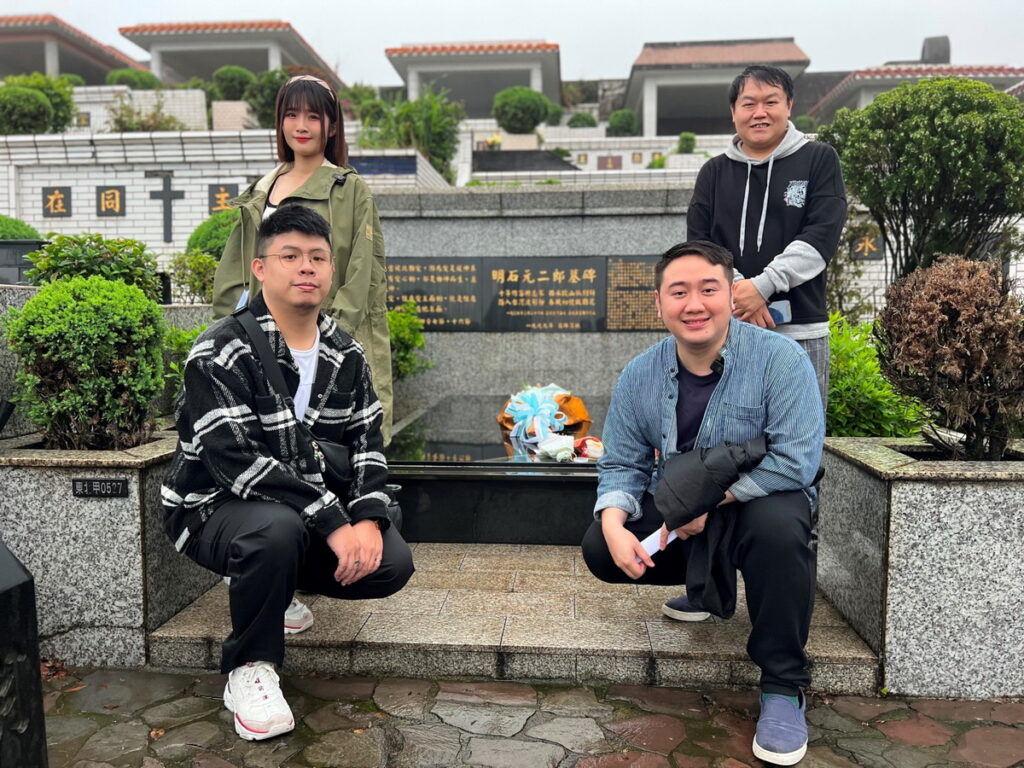 左上樂天女孩凱伊、右下網紅你家隔壁的那個藥師與明石總督墓園合影