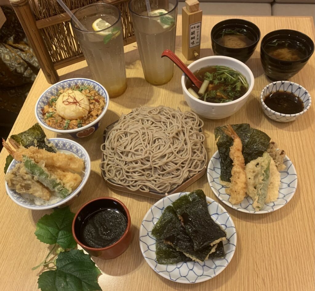 日本第一職人金子半之助攜手台北超人氣蕎麥麵名店二月半そば,聯名推出日本人氣美食-蕎麥麵定食全新系列新品。