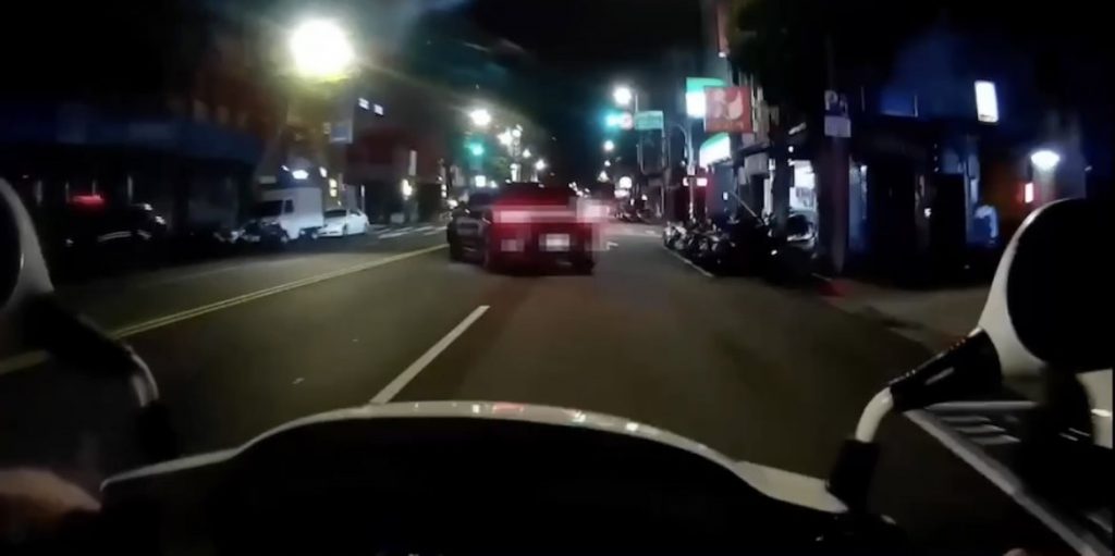自小客車右轉彎未使用方向燈且車行左右搖擺