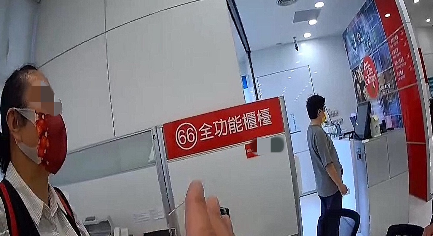▲婦人欲購買機票助網友「韋恩」回台，行員聞言立即報警求助            (圖/台中市警察局 提供)