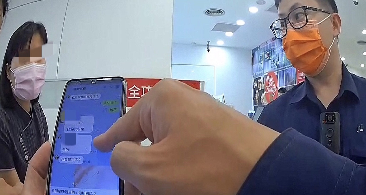 ▲員警發現婦人被「韋恩」騙得團團轉，明確告知這是詐騙集團慣用手法 (圖/台中市警察局 提供)
