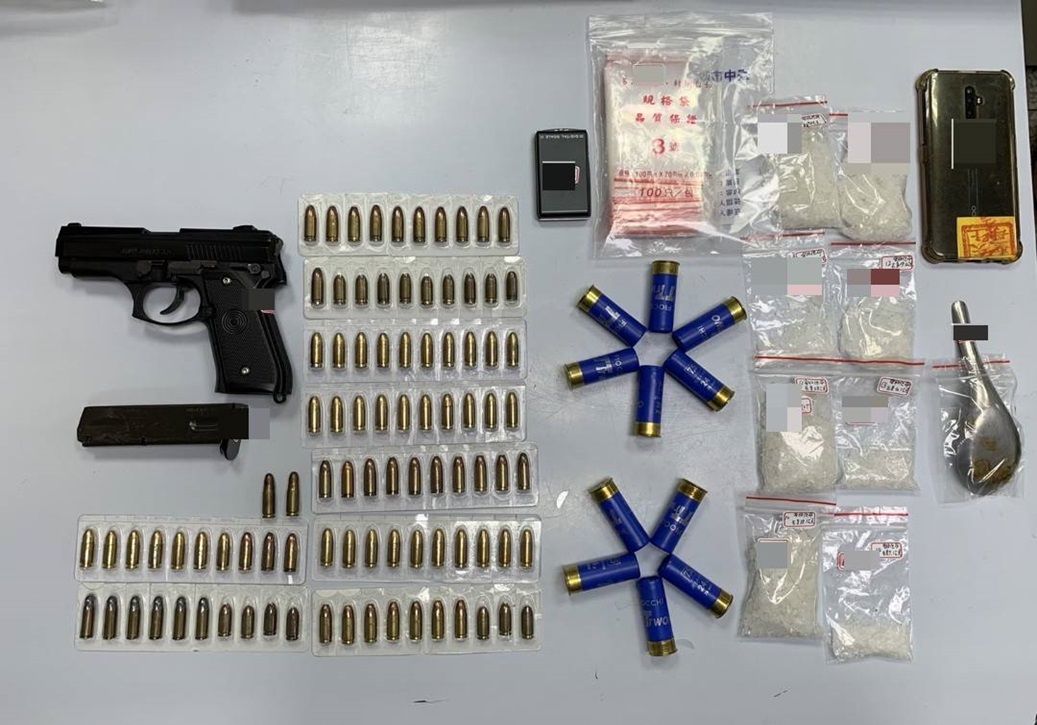 ▲警方起獲改造手槍、彈匣與子彈100餘顆,以及毒品安非他命8包 (圖/台中市警察局 提供)