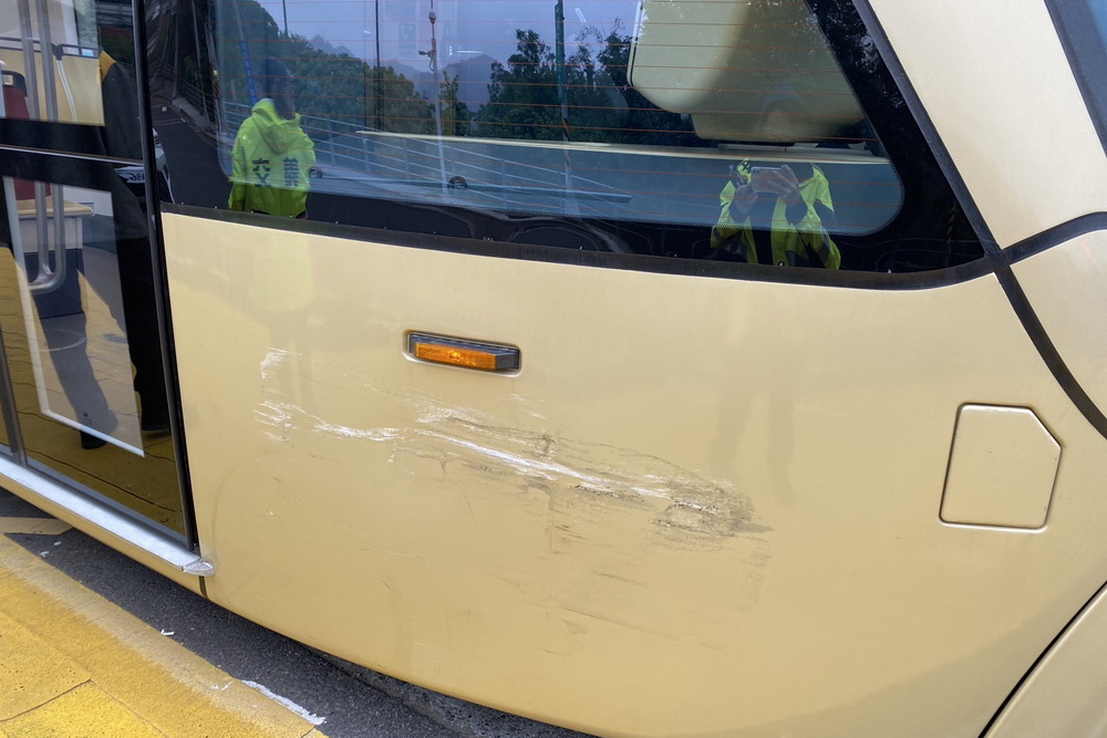 安坑輕軌通車首件事故 瑞典坦克擦撞列車 66 002 27
