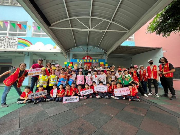 華山基金會向勞工孤老致敬 幼童巧扮各行業