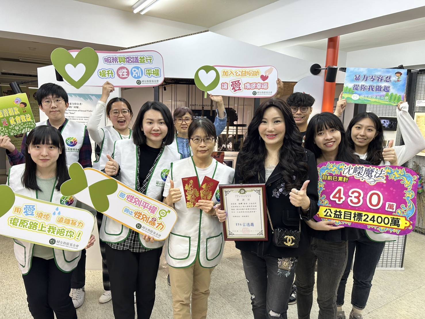 沈嶸將這次捐款指定用在「從心出發,兒你同行:兒少數位身體界線教育/數位公民素養教育」計畫。 (圖/婦女救援基金會提供)