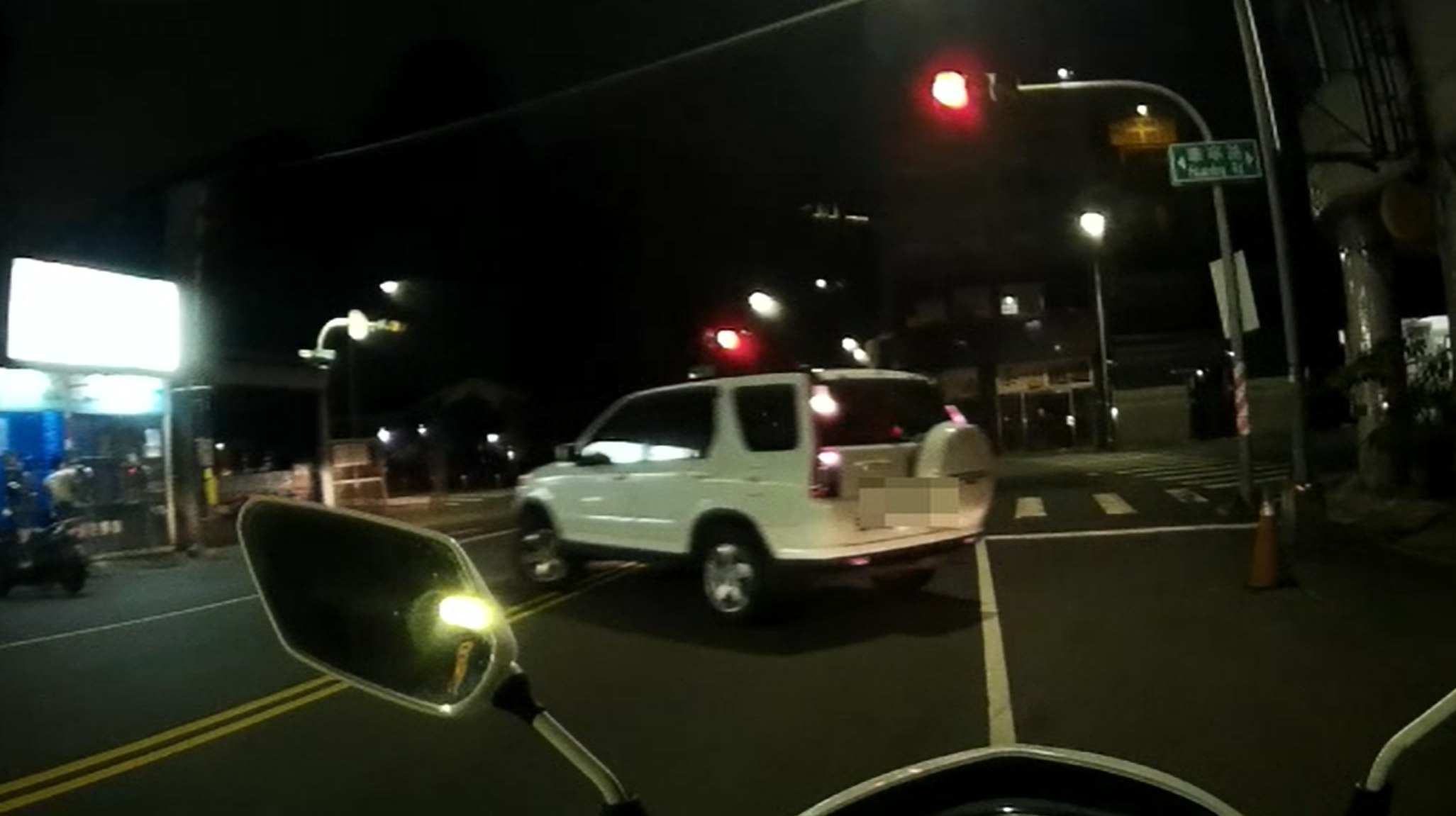 駕駛違規遇警拒不停車加速逃逸 警持續追查中