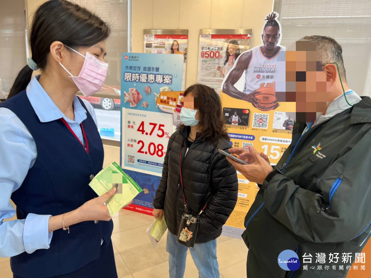 徐姓男子欲匯款新臺幣10萬元來投資飆股，行員察覺異狀通報警方到場勸說，順利攔阻詐騙。<br /><br /> <br /><br /> 