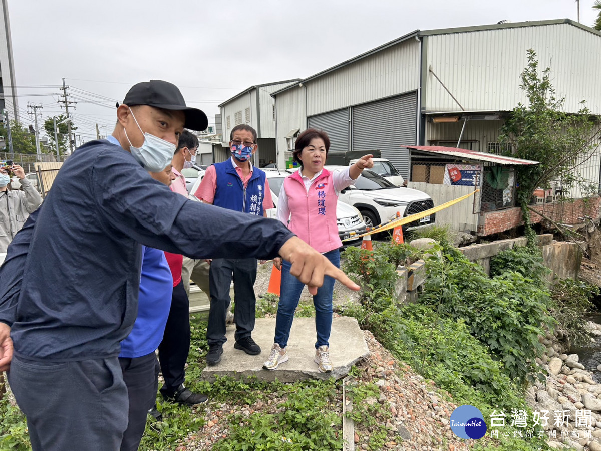 立委楊瓊瓔及市議員賴朝國現勘潭子龍形溝護岸損壞情形。