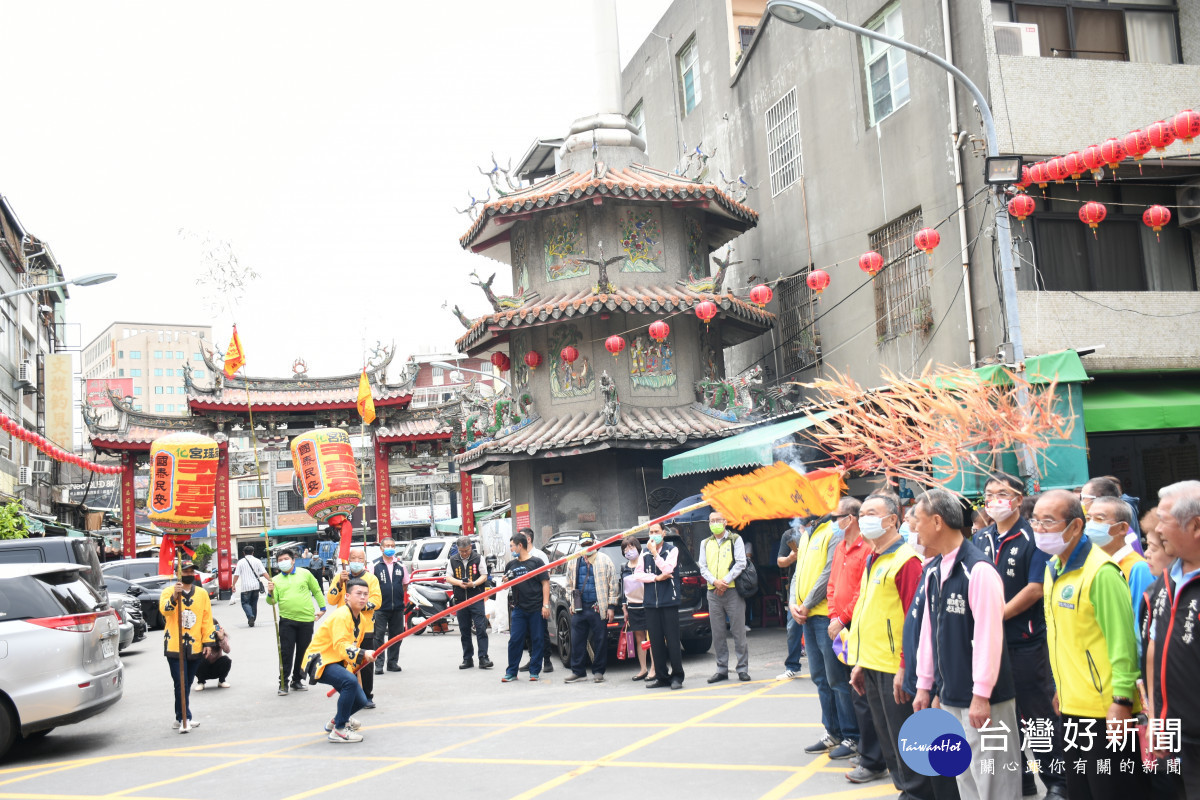 南瑤宮癸卯年笨港進香祭典結束後在廟埕由執事人員舞頭旗。圖/彰化市公所提供