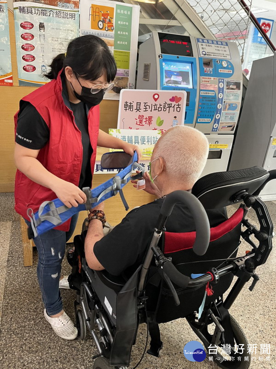 ▲評估人員協助身障民眾選用適配輔具。（圖／記者 許高祥 翻攝）
