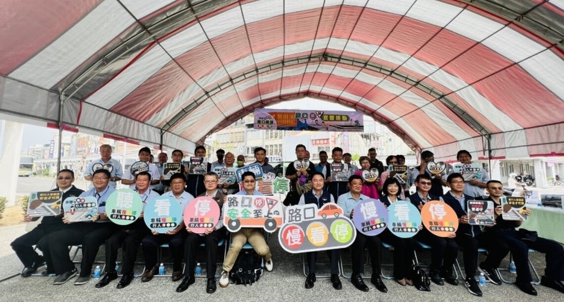 高雄區監理所與屏東客運共同辦理路口停讓宣誓活動，各汽車運輸業齊心宣誓「車輛慢看停，路口禮讓我最行」