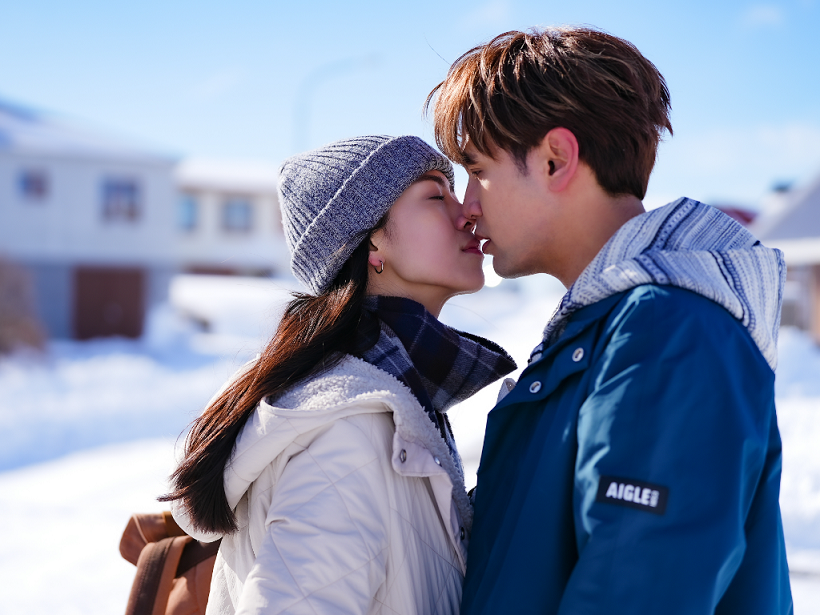 2023年度節奏情歌代表作〈Sing to Me〉 陳零九飛冰島拍MV首次挑戰吻戲 2023年度節奏情歌代表作〈Sing to Me〉 陳零九飛冰島拍MV首次挑戰吻戲