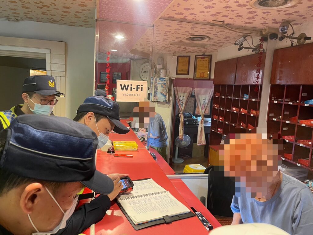 樹林警分局特於昨(25)日下午規劃35名警力,實施擴大臨檢威力掃蕩,針對黑道幫派易依附營業場所,加強取締掃蕩不法,以維治安。
