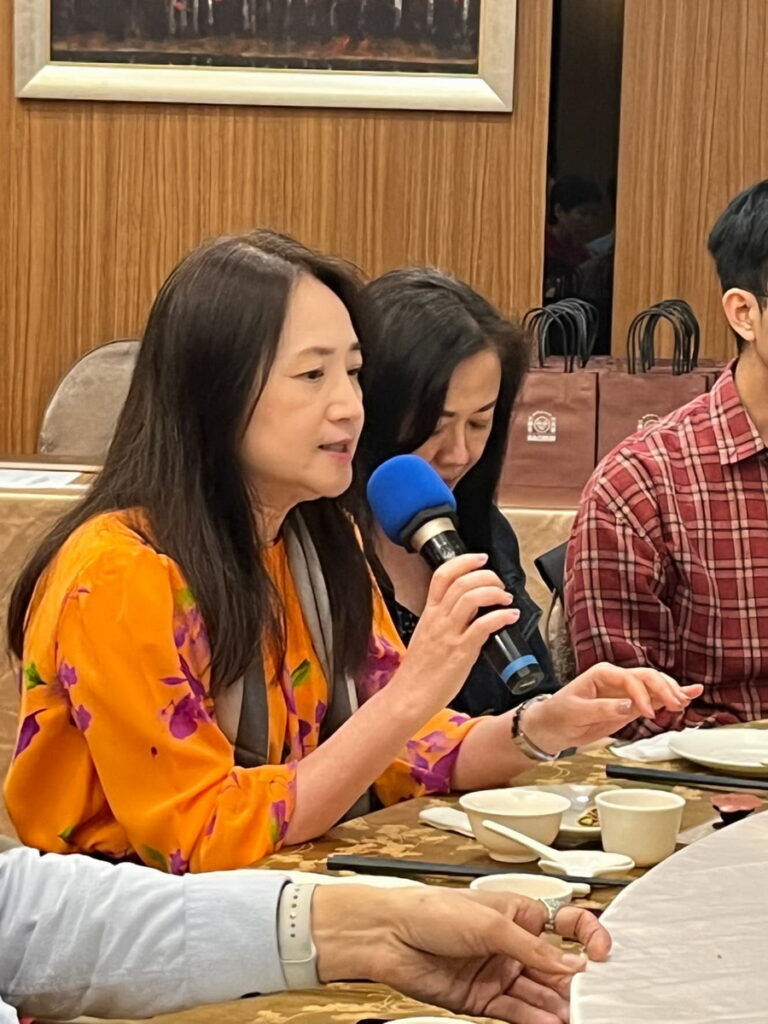 AMT 亞太行銷數位轉型聯盟協會教育長黃燕玲(最左)分享公私立大專院校培育數位人才有不同方式(AMT 聯盟提供)