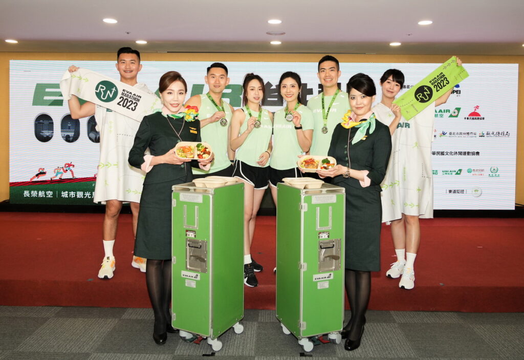 長榮航空城市觀光馬拉松今年一樣準備豐富好禮送給跑者,賽衣採用環保纖維材質,利用塑料回收整理後製成,減輕環境負擔。