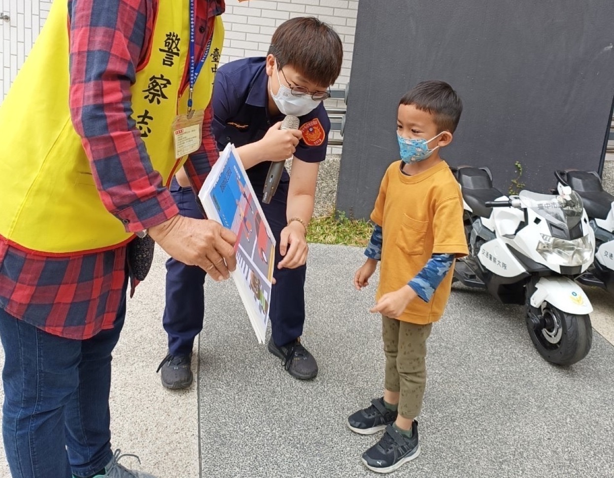 ▲ 迷你警用重機的出現，引起小朋友一陣騷動       (圖/台中市警察局 提供)