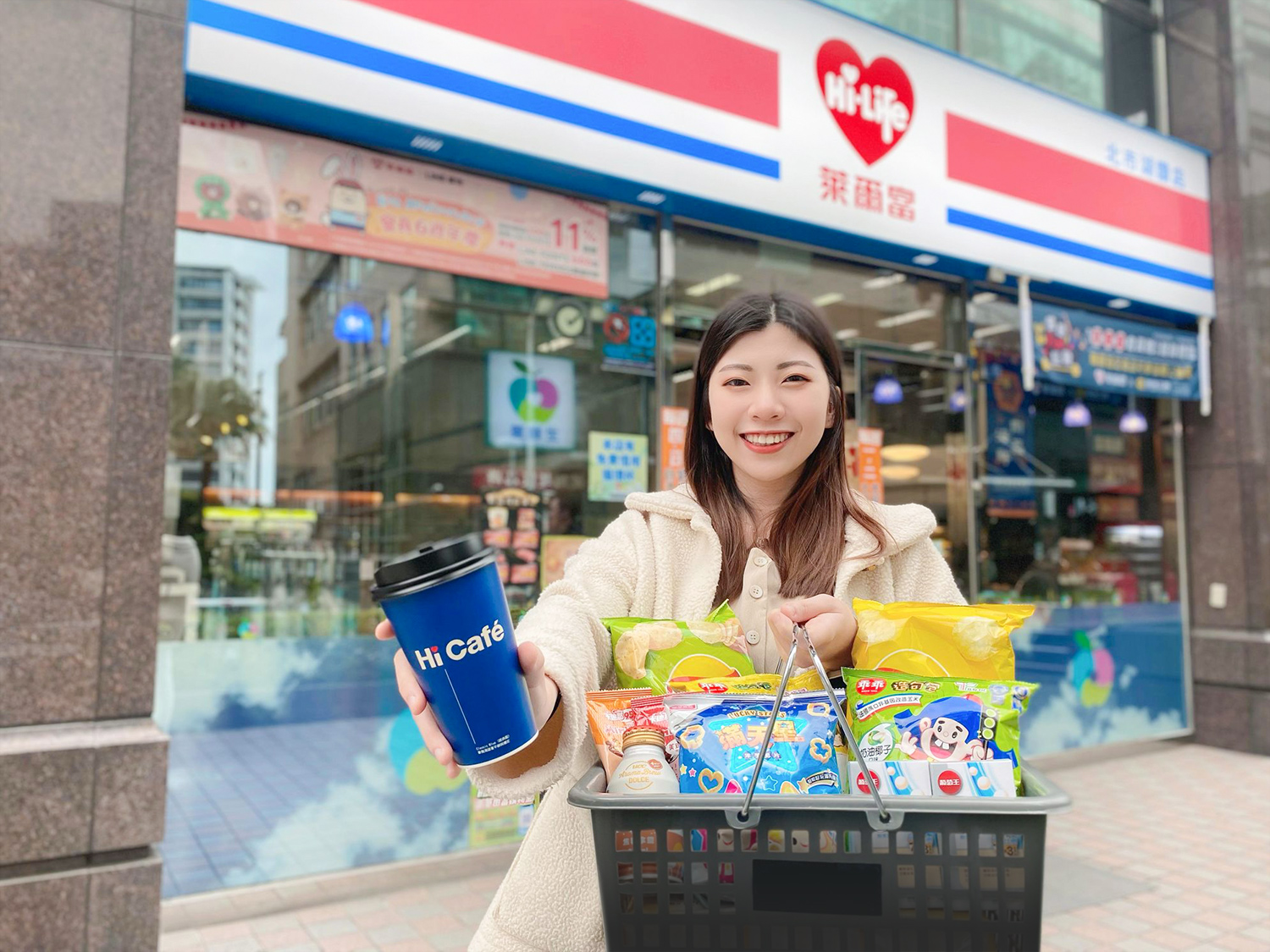 迎接勞動節連假,萊爾富4月29日至5月1日推出「嗨寶向勞工致敬」活動,多款指定人氣飲品、零食、啤酒等下殺5折起。(圖/萊爾富提供)