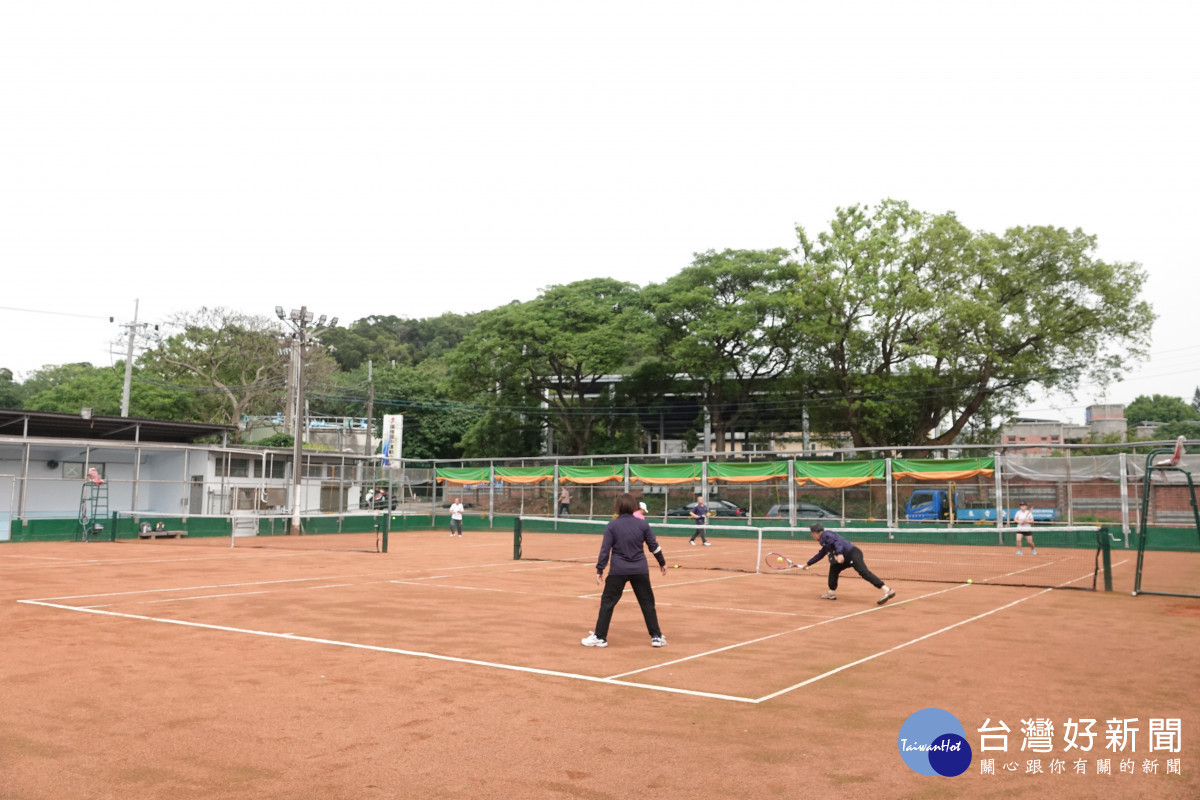 楊梅網球場整修工程完工啟用，提供優質安全運動場所。<br /><br /> <br /><br /> 