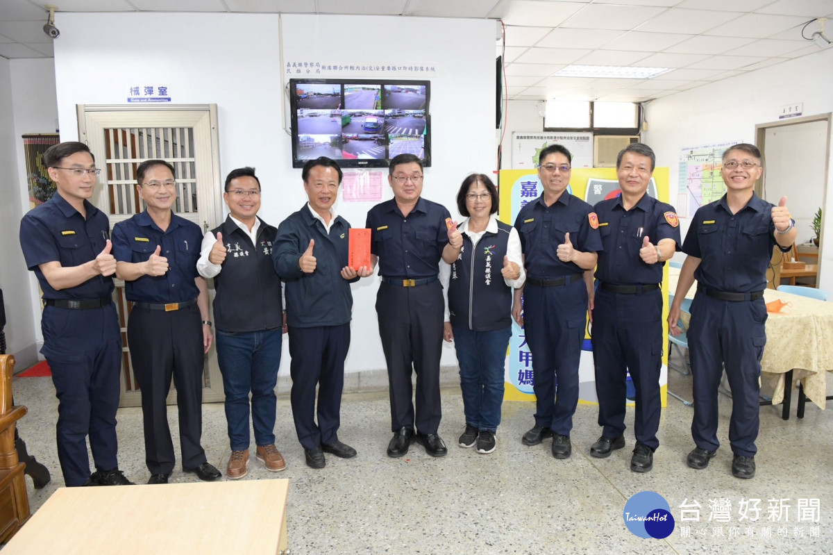 嘉義縣長翁章梁今天專程至新港分駐所，頒發加菜金慰勞執勤同仁／陳致愷翻攝