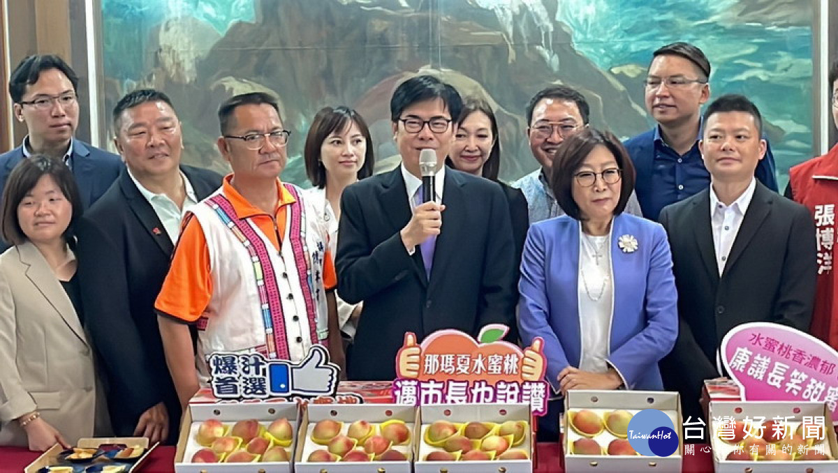 ▲陳其邁及高雄市議會議長康裕成、副議長曾俊傑,在市議會大廳集結桃農用心栽培的水蜜桃。(圖/記者 許高祥 翻攝)