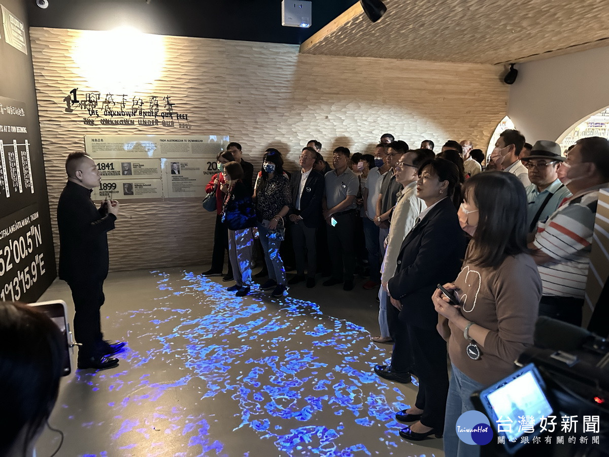 吳董事長引領大家參觀灣島文化館。(記者扶小萍攝)