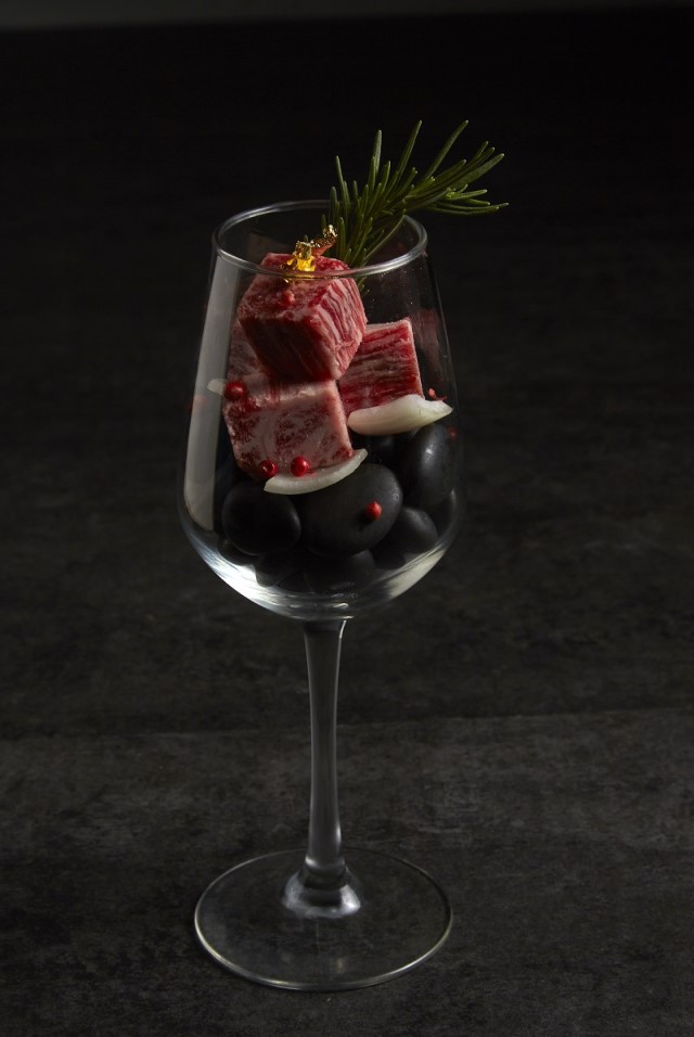 「最肉 燒肉餐酒館」獻上大人感母親節,來店消費滿低消500元,即招待「金箔翼板牛肉杯」1杯.jpg