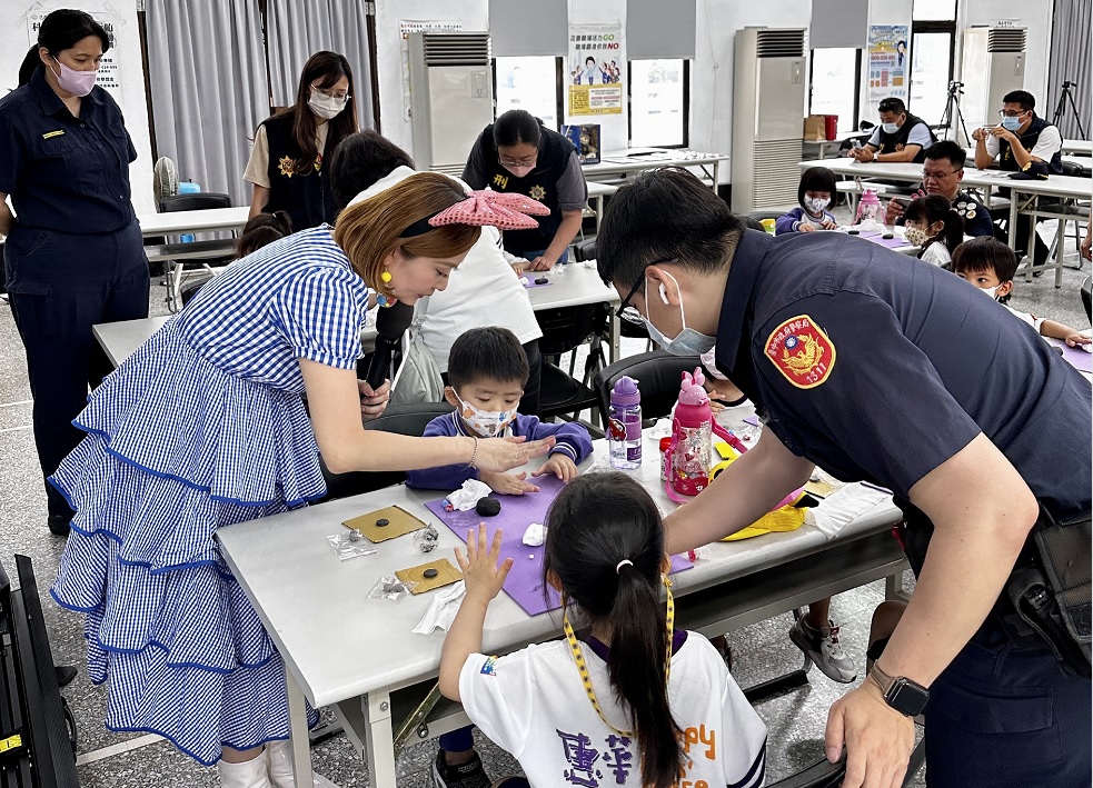 ▲ 中警一分局舉辦社區犯罪預防宣導活動，大小朋友歡樂警車雕塑勞作           (圖/台中市警察局 提供)