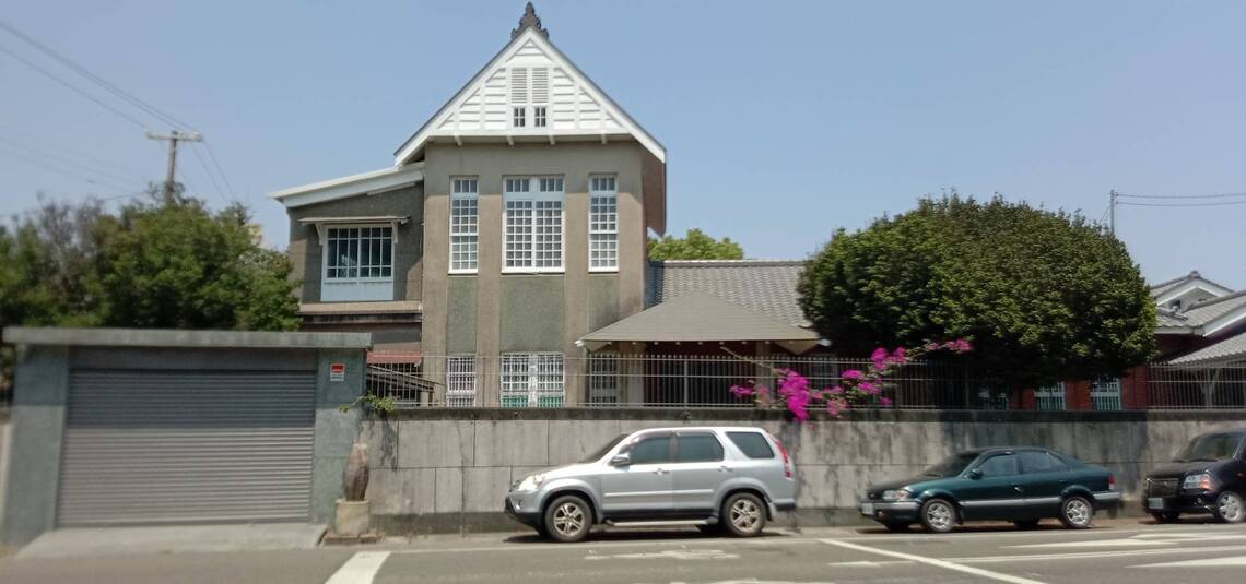 望著歐式別墅懷念唐榮、唐傳宗老一輩長者