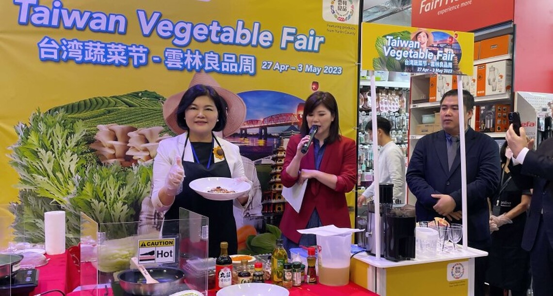 張麗善率團星國賣菜 賣場下廚拚蔬菜銷售