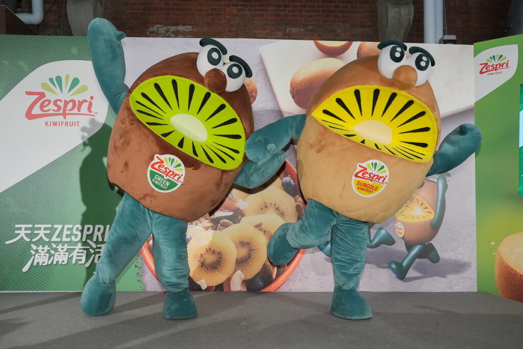 KIWI 兄弟與主持人楊千霈活潑熱舞，活力的秘密就靠「C味 - 維生素C」！