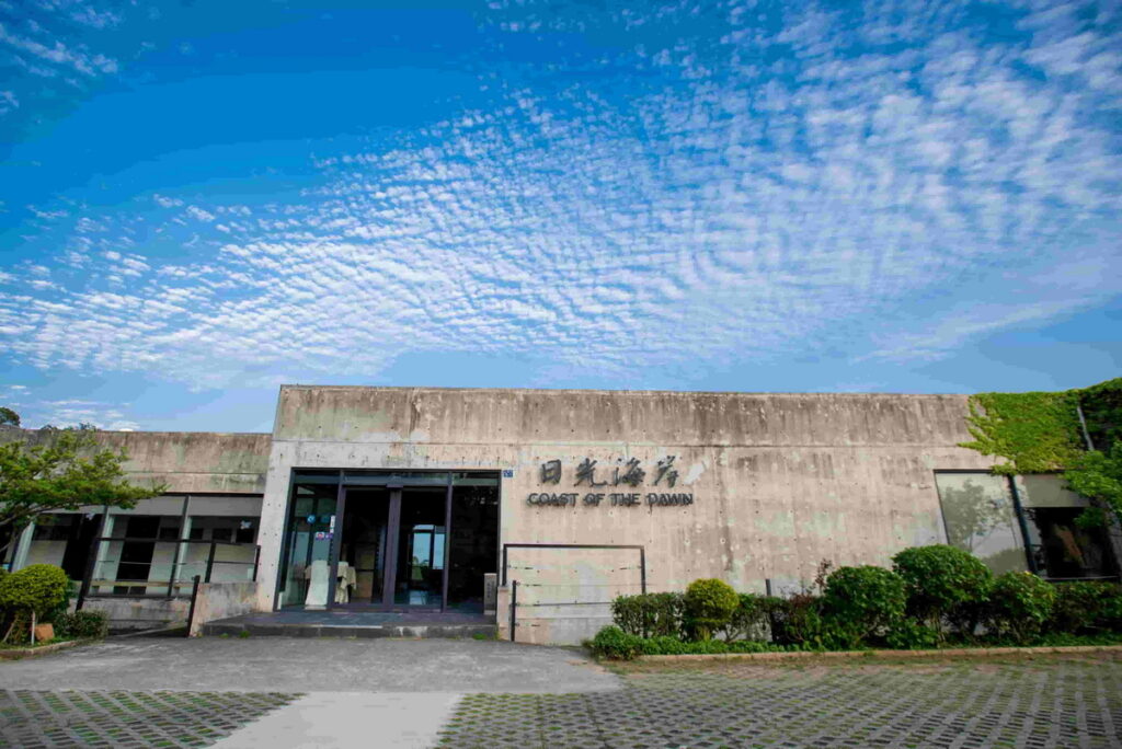 「日光春和 Dayspring」旅宿採用特殊的「侘寂美學」,外觀為清水模造型並坐落在綠意盎然的山坡上。(圖片由Booking.com提供)...