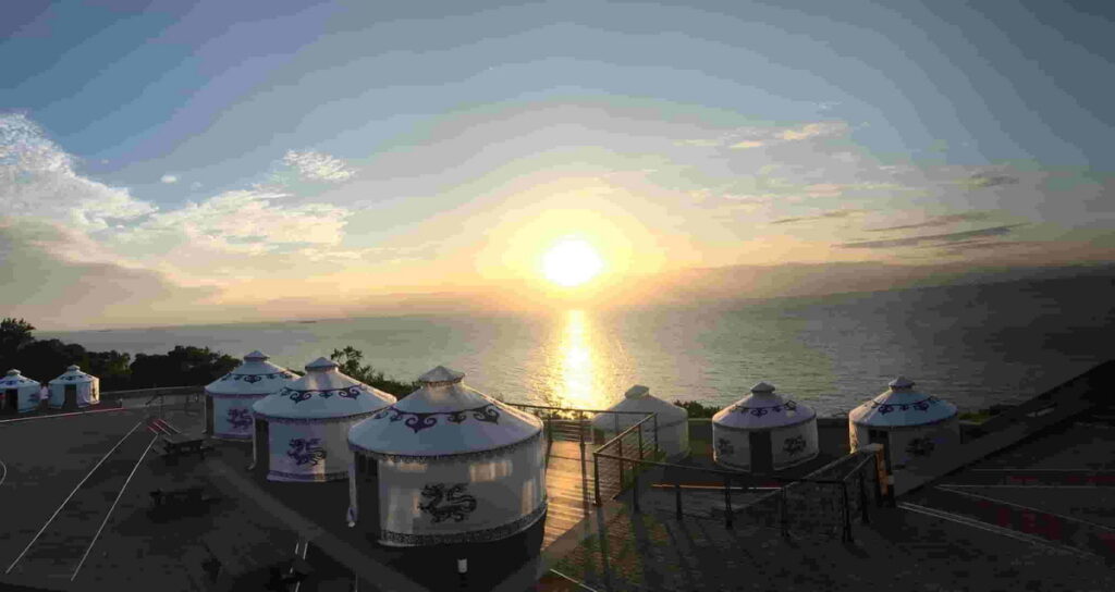 「覓境E19」是絕佳的落日觀景點,旅客可以盡情欣賞一望無際的海景和海浪拍打岸邊而激發的藍眼淚美景。(圖片由Booking.com提供)