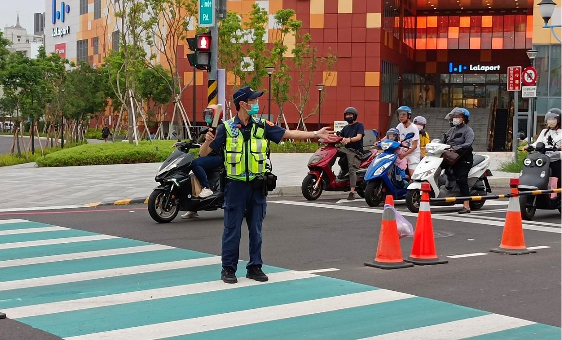 ▲ LaLaport北館試營運首日，員警與義交齊出動疏導交通及巡邏取締 (圖/台中市警察局 提供)