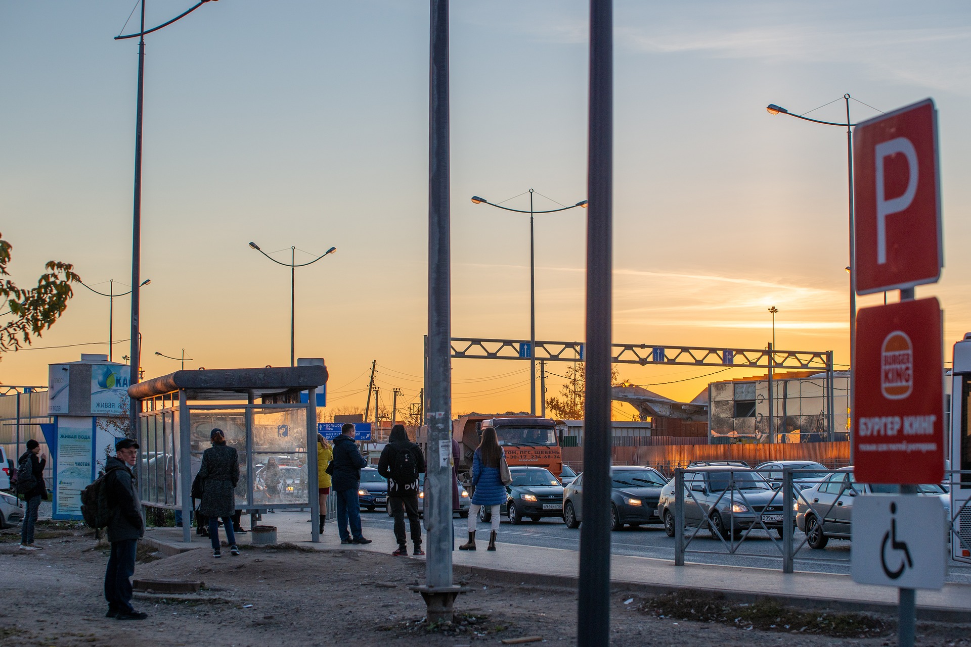 bus-stop-6729524_1920