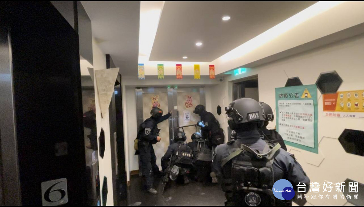 警方專案小組長期埋伏蒐證強勢破門攻堅。
