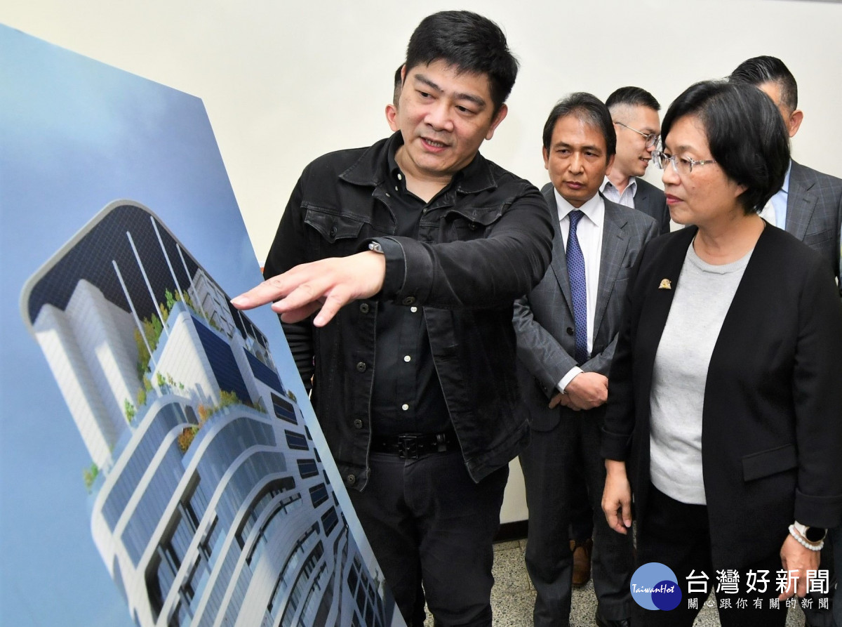 彰化中友百貨全棟建築示意圖,總經理說明全棟建築結構與規劃。右為彰化縣長王惠美。。圖/彰化縣政府提供