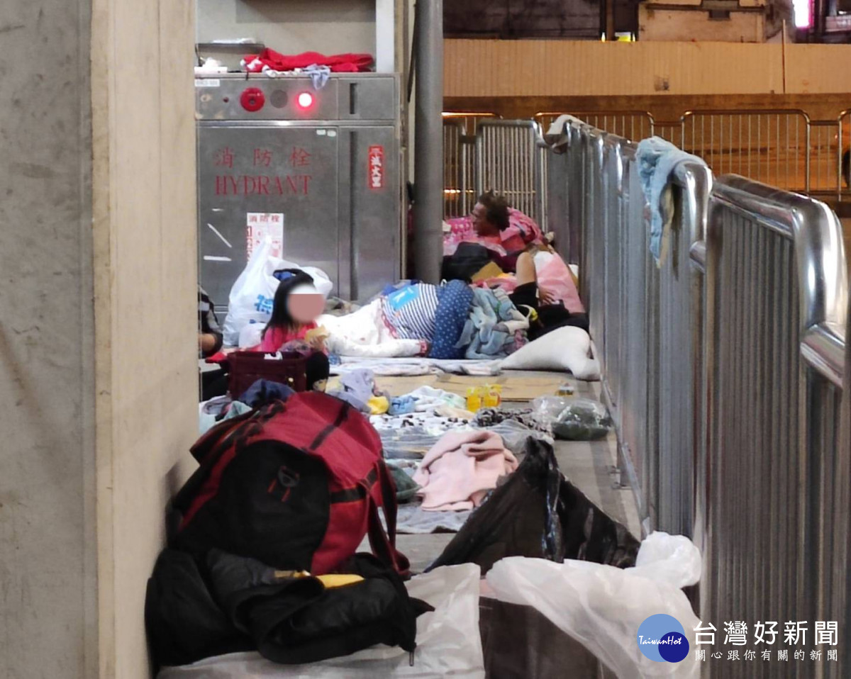 台中市議員張芬郁今天在市議會驚爆，台中火車站出現約四歲最幼齒街友（桃紅上衣女童！中市議員張芬郁提供