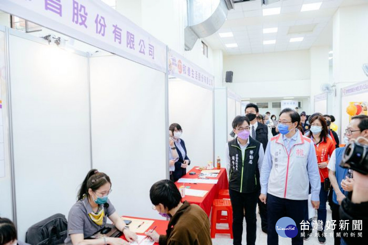 張市長參觀徵才活動攤位。<br /><br /> 