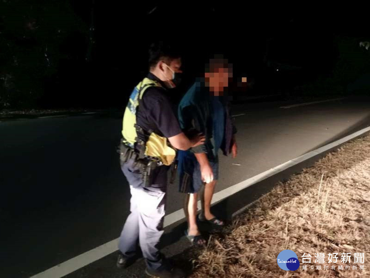民眾酒醉路倒　恆警協助送返家