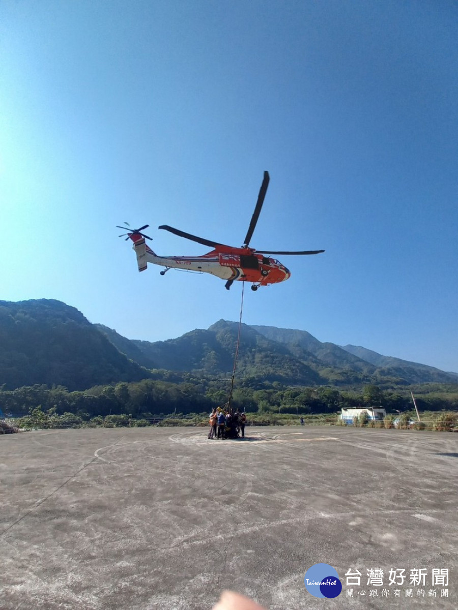 機具材料運送，空勤兄弟來幫忙。
